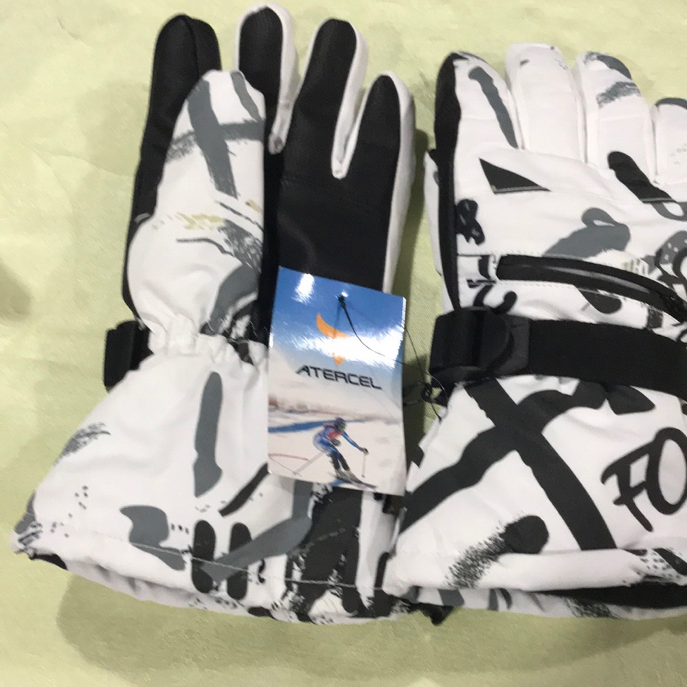 NWT SKI GLOVES 🧤